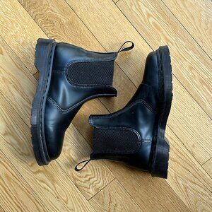 doc martens chelsea boots 2976 mono